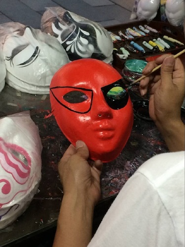 七月二日 生命与环境科学学院 赴西湖区“格格”学习探索小分队 街头艺术者正在画脸谱