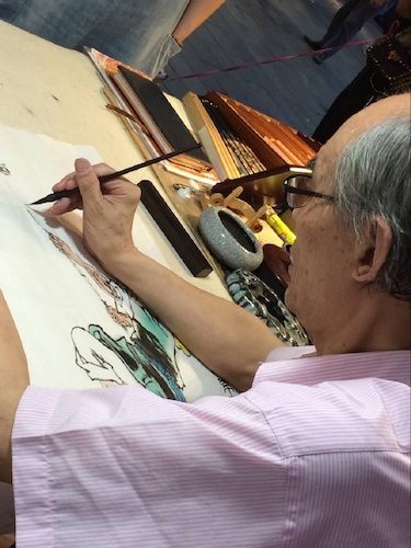 七月二日 生命与环境科学学院 赴西湖区“格格”学习探索小分队 老艺术家正在做国画