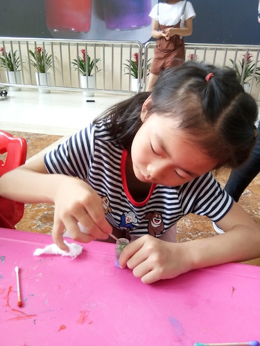 七月八号 生命与环境科学学院 B.D.服务社赴浙江自然博物馆”环保小课堂“小分队 小朋友认真制作星云瓶