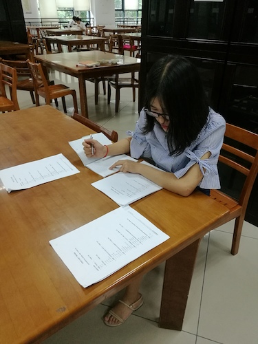 七月八日 生命与环境科学学院 赴西湖区“格格”学习探索小分队 队长正在统计纸质问卷最终结果