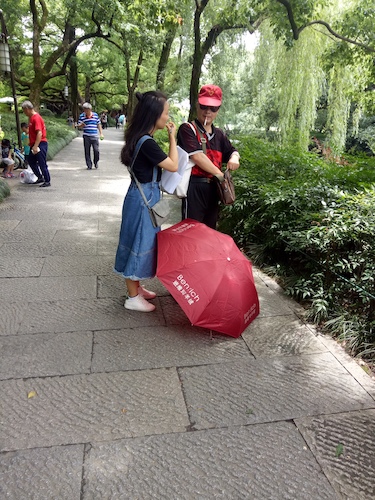 七月九日 生命与环境科学学院 走西湖-关注西湖十景垃圾分类问题小分队 游客采访1