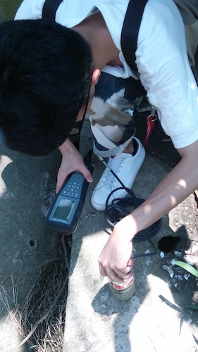 七月十日 生命与环境科学学院  国产a片
赴杭州余杭区“五水共治”调查与研究分队社会实践小分队 长子村河，双桥镇运河处测水质 现场水质测量