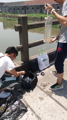 七月十日 生命与环境科学学院  国产a片
赴杭州余杭区“五水共治”调查与研究分队社会实践小分队 长子村河，双桥镇运河处下游测水质