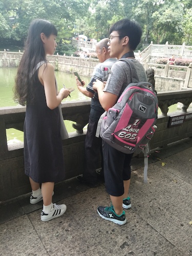 7月10日 生命与环境科学学院 走西湖——关注1西湖十景垃圾分类小分队  采访游客关于垃圾分类与水质的看法