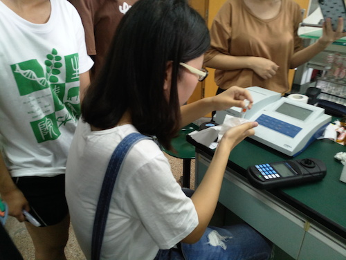 七月九日 生命与环境科学学院  国产a片
赴杭州余杭区“五水共治”调查与研究分队社会实践小分队 实验仪器的学习