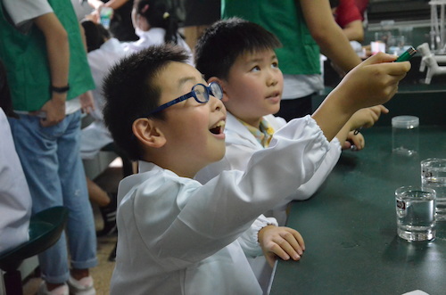 七月十一日生命与环境科学学院赴余杭“因水而兴”宣传教育小分队 实验成功的小朋友