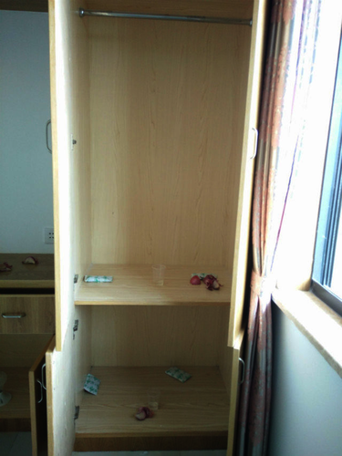 生命与环境科学学院 检甲护民小分队投稿 七月十日 被检测居民的柜子