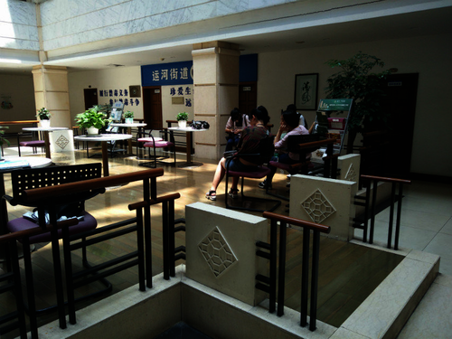 生命与环境科学学院 检甲护民小分队投稿 七月十日 成员休息讨论事宜