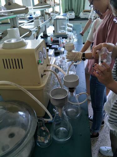 七月十三日 生命与环境科学学院  国产a片
赴杭州余杭区“五水共治”调查与研究分队社会实践小分队 叶绿素a的测量之抽滤