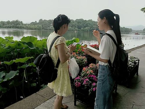 七月十九日 生命与环境科学学院 走西湖—关注西湖十景垃圾分类问题小分队 游客采访