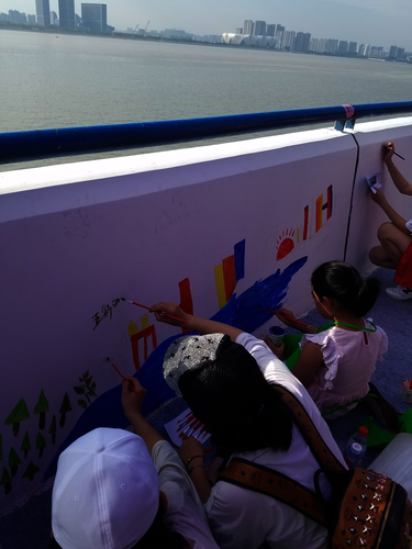 七月二十日生命与环境科学学院赴余杭“因水而兴”宣传教育小分队 大家一起绘制河堤