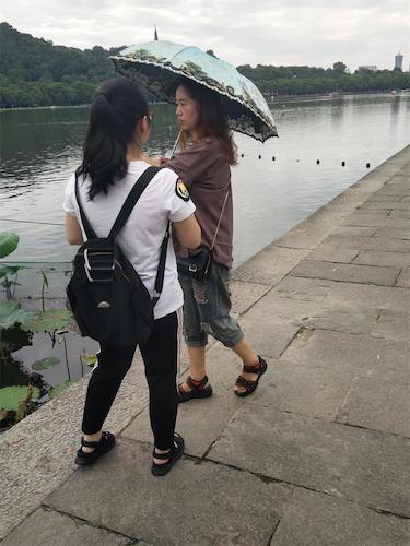 7月21日 生命与环境科学学院 赴西湖“爱心志愿”环保小分队 随机访问游客2