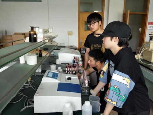 7月23日 生命与环境科学学院 余杭区“激浊扬清”水质检测小分队  进行实验4