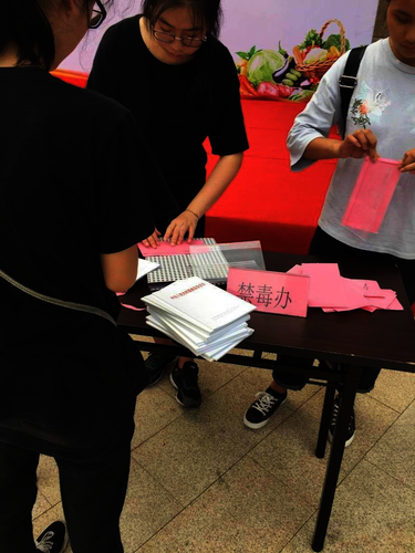 七月二十一日国产a片
赴余杭“因水而兴”宣传教育小分队 成员布置场地的副本