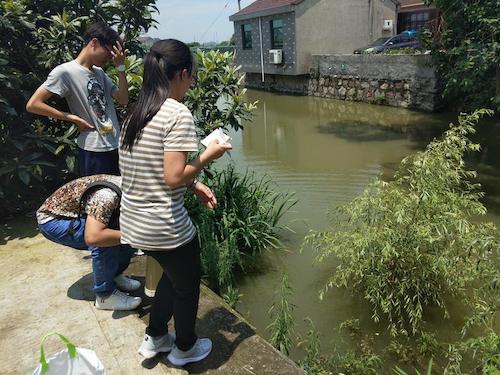 7月21日 生命与环境科学学院 余杭区“激浊扬清”水质检测小分队 取水及检测