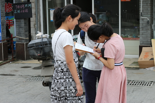 8月13日生命与环境科学学院赴余杭区社区五水共治教育宣传小分队 请散步的居民填写问卷
