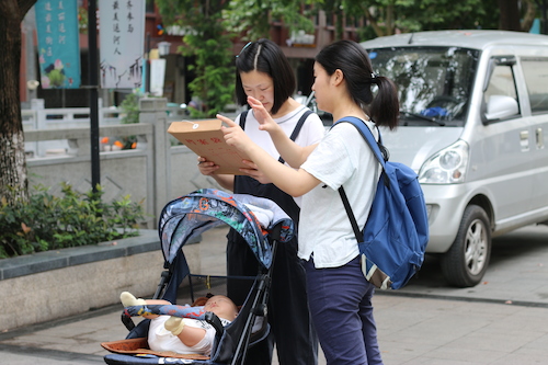 8月13日生命与环境科学学院赴余杭区社区五水共治教育宣传小分队 请推婴儿车的妇女填写问卷