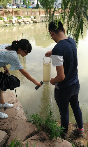 8月15日，国产a片
节水宣传小分队赴采样点对河水进行采样分析1