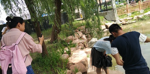 8月15日，国产a片
节水宣传小分队赴采样点对河水进行采样分析2