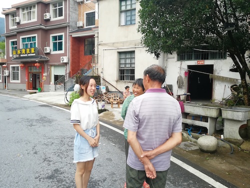 七月二十号  国产a片
赴大明山触摸自然小分队  对大明山住民进行采访15