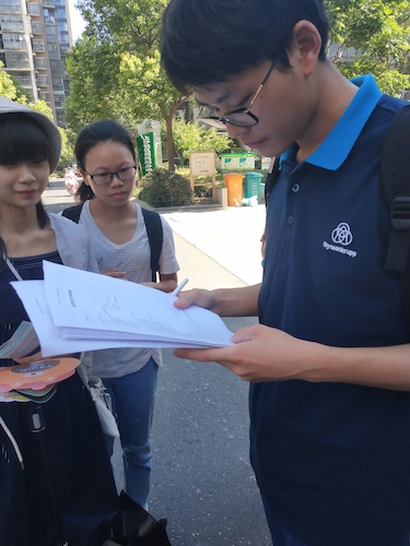 7月21日生命与环境科学学院走近转基因调研小分队居民填写问卷 (2)