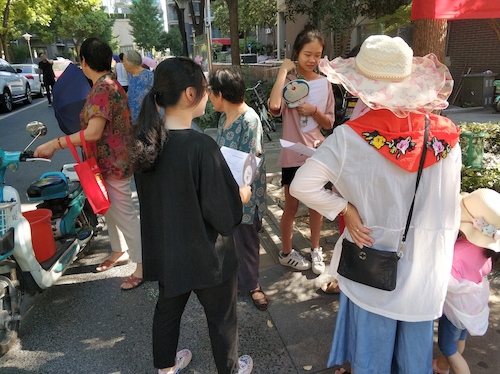 7月21日生命与环境科学学院走近转基因调研小分队请居民填写问卷