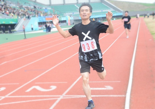 郭庆学老师冲过终点