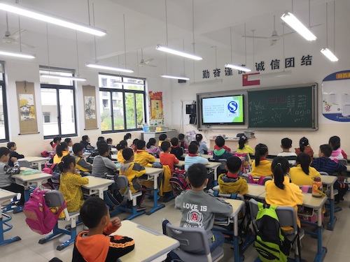 2018年11月7日 “绿之翼”进小学系列活动  孩子们在认真听讲