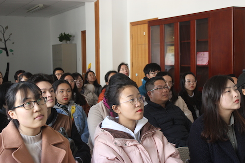 全神贯注的观众席 (2)