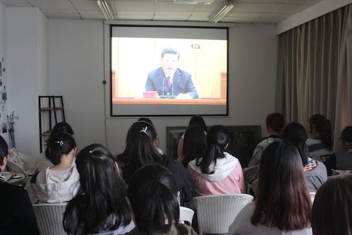 同学们认真观看习总书记讲话