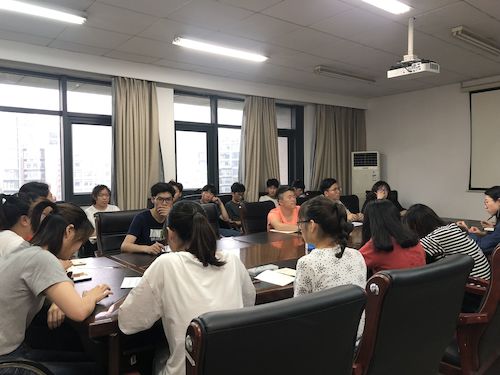 各班班长、团支书记录会议内容