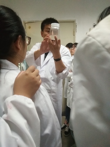 七月二日 生命与环境科学学院 “走进转基因”社会实践小分队 张弦老师介绍深层培养基