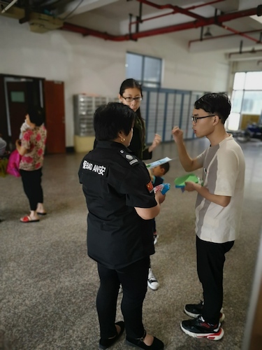 六月二十四日 生命与环境科学学院 赴下沙社区环保知识宣传小分队 给活动室治安负责人宣传