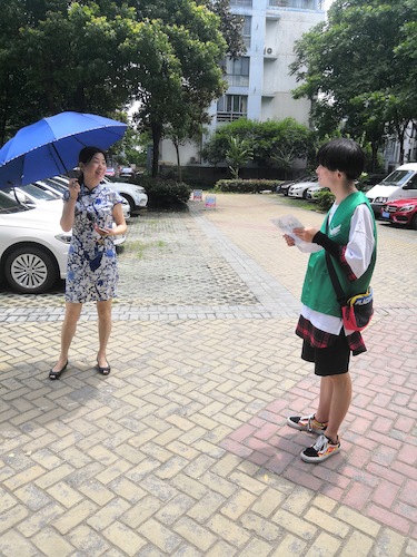 六月二十八日 生命与环境科学学院 赴下沙社区空气质量检测 居民热情提问