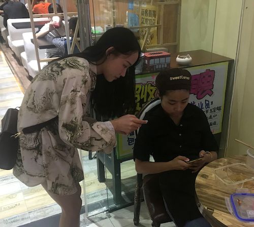 七月七日  生命与环境科学学院     调查问卷小分队在杭州发放有关食品添加剂及速食的调查问卷