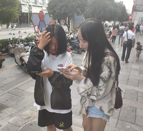 七月七日  生命与环境科学学院   调查问卷小分队在杭州发放有关食品添加剂及速食的调查问卷 (1)