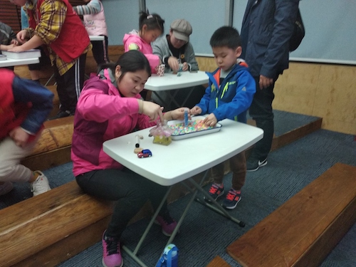 七月六日 生命与环境科学学院 B.D.服务社赴浙江自然博物馆”小问号大知识“小分队 妈妈和小朋友一起合作