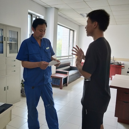 七月三日 生命与环境科学学院 “走近转基因”社会实践小分队 和社区负责人交谈