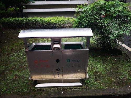七月十二日 生命与环境科学学院 “垃圾分类推进方案”调查小分队 台州街道上所见的垃圾桶