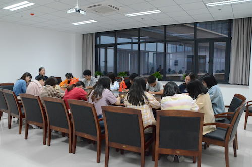 主题会议上大家认真听讲