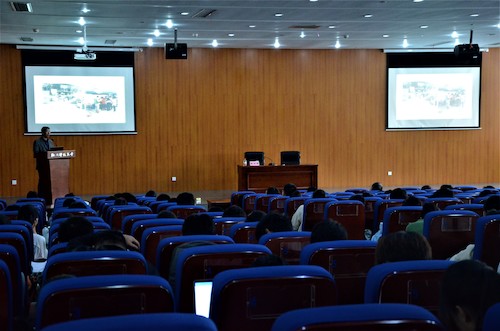 台下同学们在认真听讲