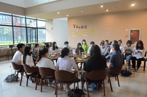 各学生代表和老师建言献策