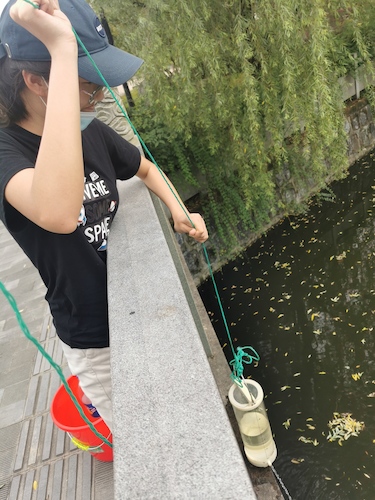6月30日 生命与环境科学学院 “绿之翼”就校园周边水域水质检测小分队 A区水样采集1