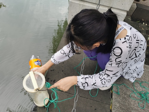 6月30日 生命与环境科学学院 “绿之翼”就校园周边水域水质检测小分队 A区水样采集3