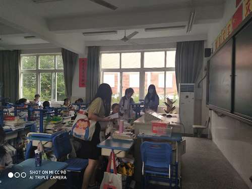 7月4日生命与环境科学学院赴余杭二高关于生命科学宣讲社会实践小分队分发调查问卷