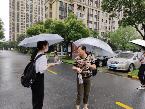 七月六日 生命与环境科学学院 杭州社区“听党指挥能打胜仗”社会实践小分队给阿姨介绍两会