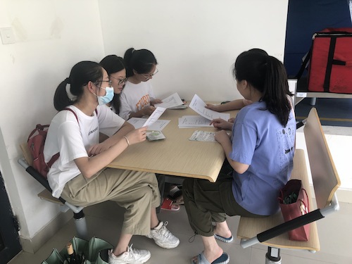 七月十五日 生命与环境科学学院 “走近转基因”调研小分队 调研讨论