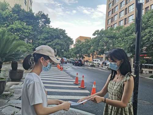 七月六日生命与环境科学学院赴杭州地区疫情防控调查及科普小分队分发问卷2