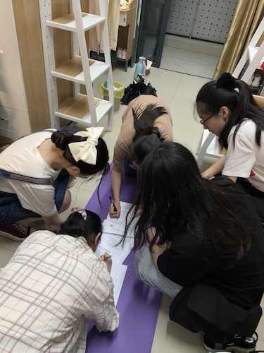 七月九日 生命与环境科学学院 杭州社区“听党指挥能打胜仗”社会实践小分队小组成员讨论