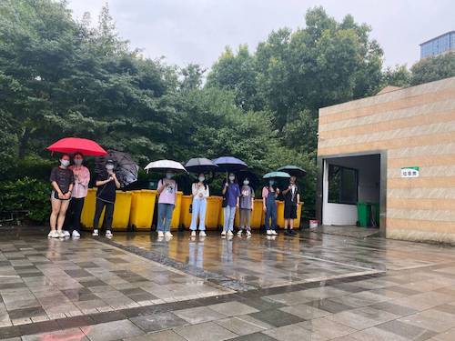 7月10日生命与环境科学学院环境保护措施宣传小分队对垃圾分类有关知识的宣传1